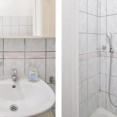 Budget Old Town -one-bedroom With Sofa Bed Apartment *