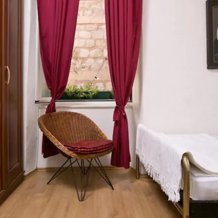Budget Old Town -one-bedroom With Sofa Bed * 杜布罗夫尼克